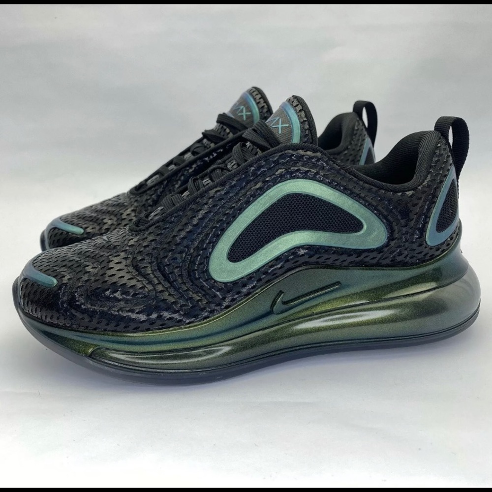 BRAND NEW Nike Air Max 720 Throwback futures